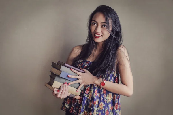 Menina carregando livros — Fotografia de Stock