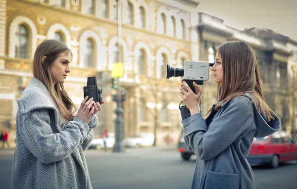 Mädchen filmen sich gegenseitig — Stockfoto
