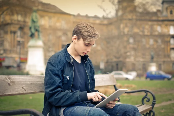 Menino usando tablet — Fotografia de Stock