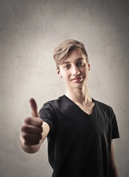 Glücklicher Junge lächelt — Stockfoto