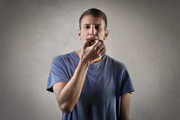 El hombre silbando con su boca — Foto de Stock