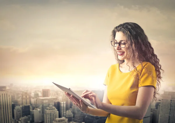 Mujer con tableta — Foto de Stock