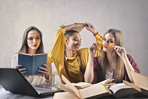 Estudiantes felices aburridos —  Fotos de Stock