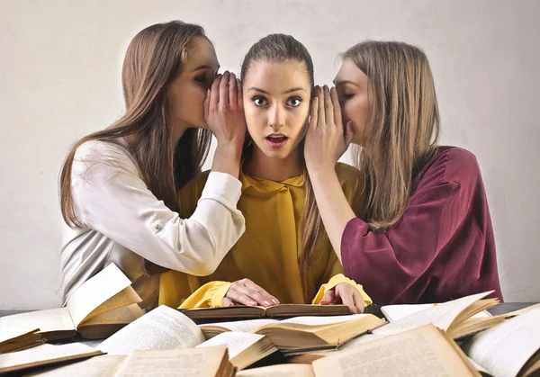 Mujeres contando secretos —  Fotos de Stock