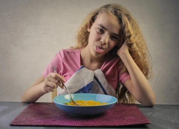 Menina comer massa — Fotografia de Stock