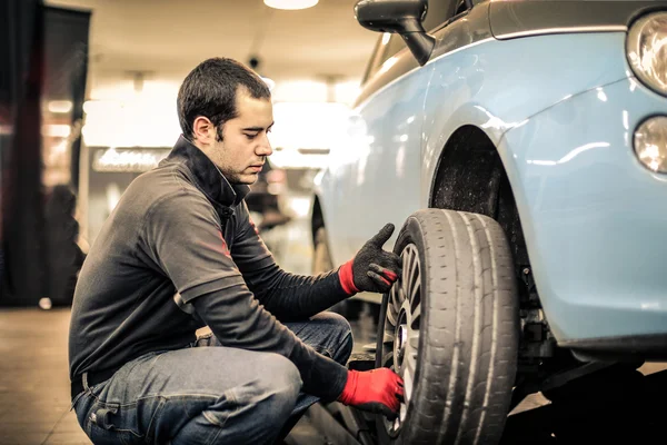 Mechanic vaststelling van auto — Stockfoto