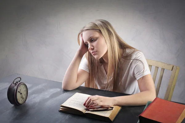 Gelangweilte Mädchen studieren — Stockfoto