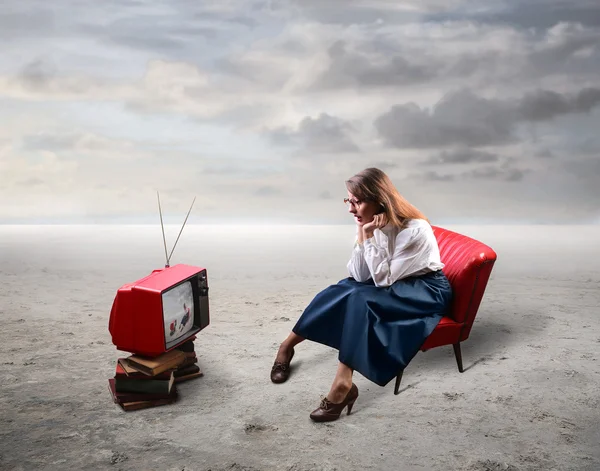 Femme regarder la télévision — Photo