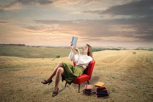 Žena čte knihy — Stock fotografie