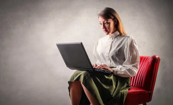 Vrouw met computer — Stockfoto