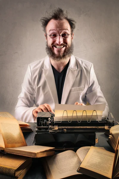 Божевільний чоловік з друкарською машинкою — стокове фото