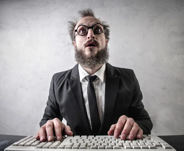 Hombre usando la computadora — Foto de Stock