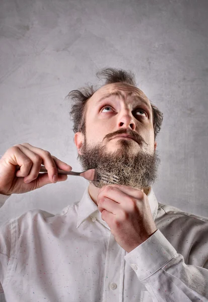 Hombre peinando la barba — Foto de Stock