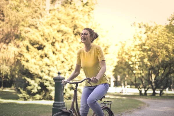Donna con bici — Foto Stock