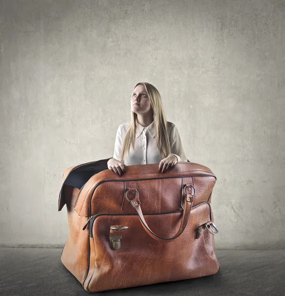 Vrouw in een koffer — Stockfoto