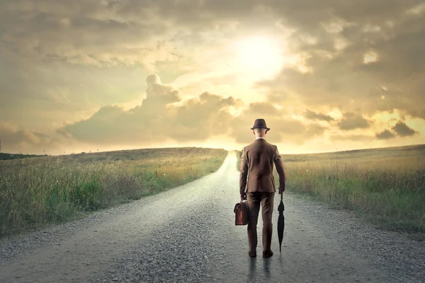 Hombre dirigiéndose a alguna parte — Foto de Stock