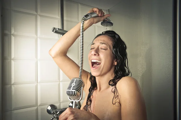 Kobieta pod prysznicem. — Zdjęcie stockowe