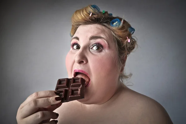 Frau isst Schokolade — Stockfoto