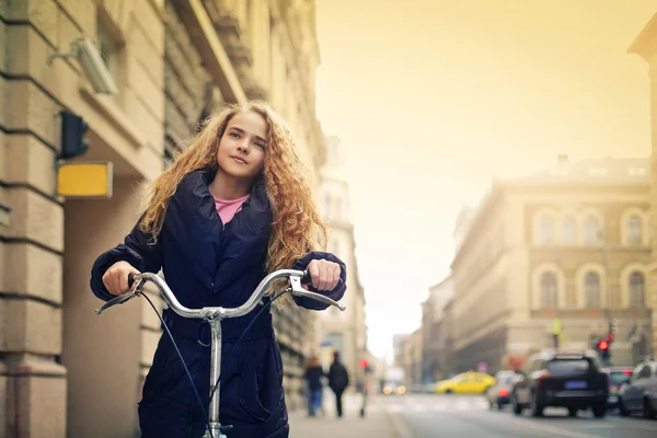 Fille avec vélo — Photo