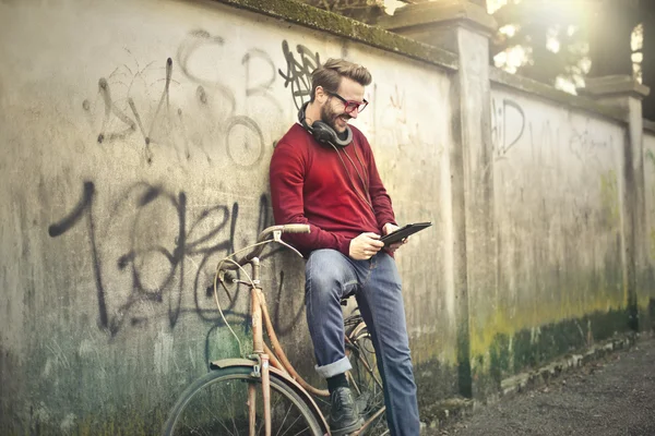 Man met ipad — Stockfoto