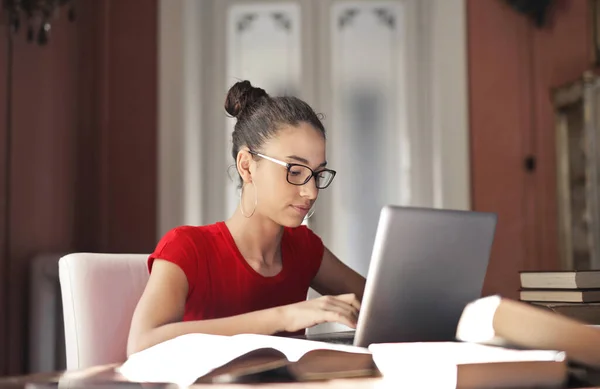 Mujer Joven Utiliza Ordenador Portátil Casa — Foto de Stock