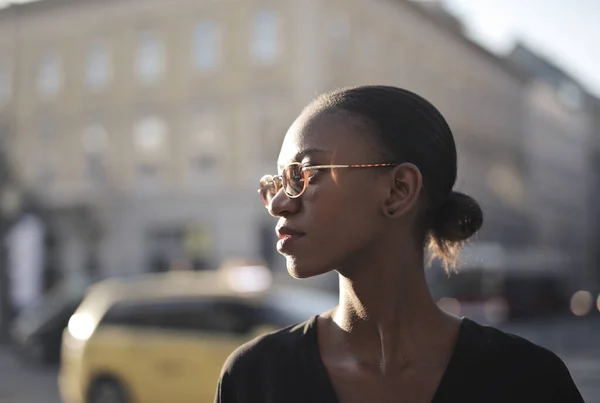 Perfil Joven Negra Ciudad —  Fotos de Stock