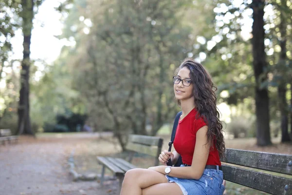 ベンチに若い女性 — ストック写真