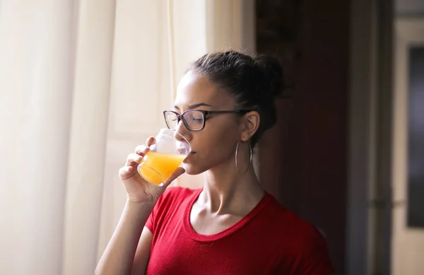 Frau Trinkt Orangensaft — Stockfoto