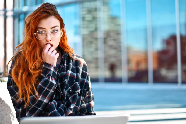 Portret Van Een Jonge Vrouw — Stockfoto