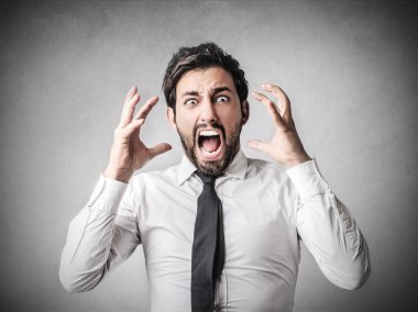 yüksek sesle bağırarak