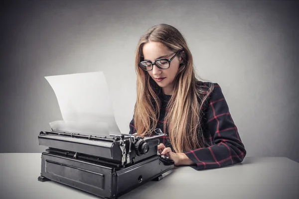 Jeune journaliste écrivant — Photo