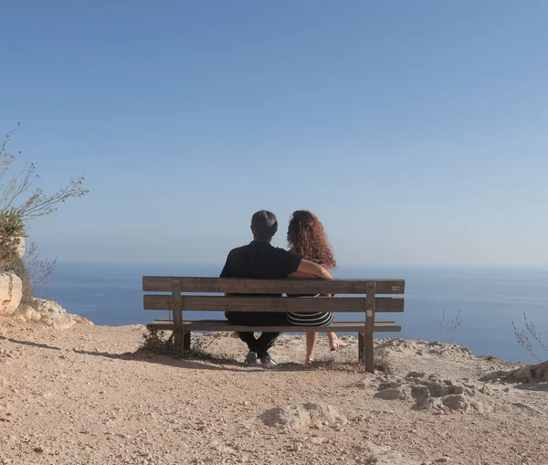 Couple assis et regardant la mer — Photo