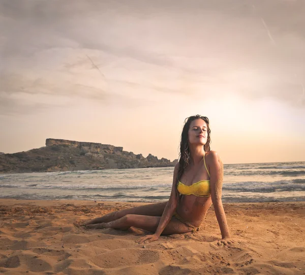 Giovane ragazza si sente a suo agio in spiaggia — Foto Stock
