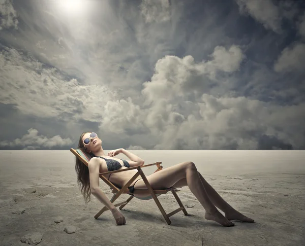 Jonge mooie vrouw in badpak zonnebaden — Stockfoto