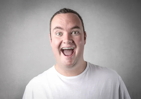 Gordinha homem olhando alegre — Fotografia de Stock