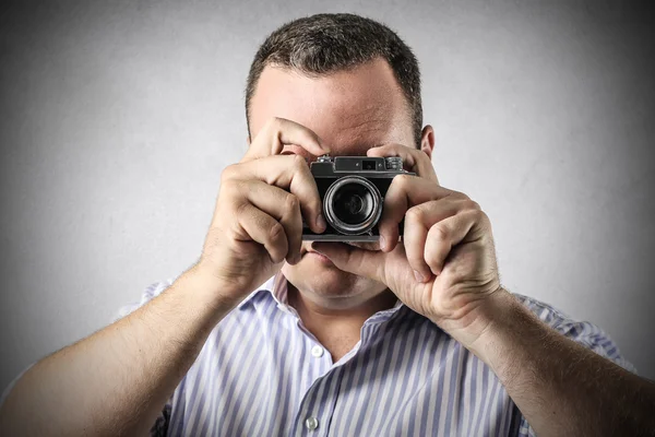 Чоловік робить фотографію зі старомодною камерою — стокове фото