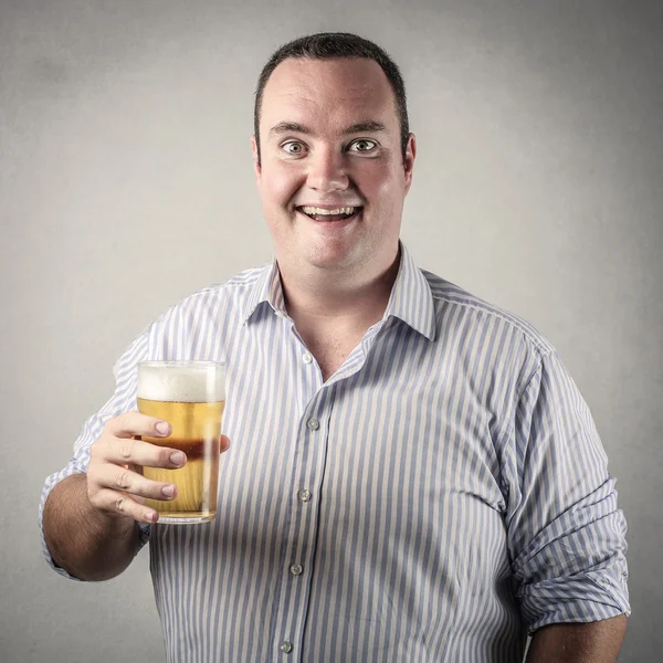 Man holding a glass of beer and looking happy — Stock Photo, Image