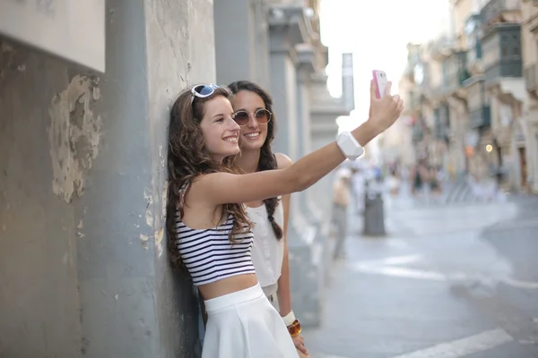 Twee mooie meisjes doen een selfie — Stockfoto