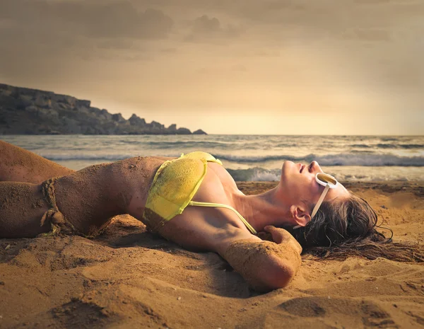 Entspannung im Sand — Stockfoto