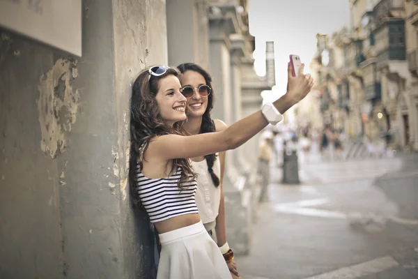 Agli amici che si fotografano — Foto Stock