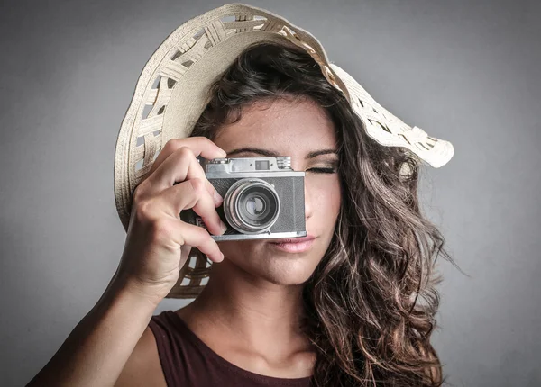 Güzel bir kadın onu eski moda kamera ile fotoğraf çekimi — Stok fotoğraf