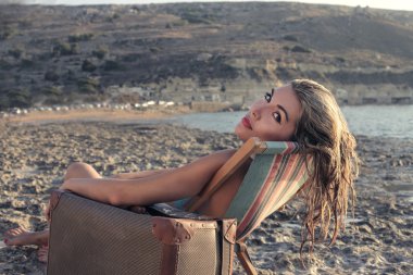 zarif kadın plajda otururken