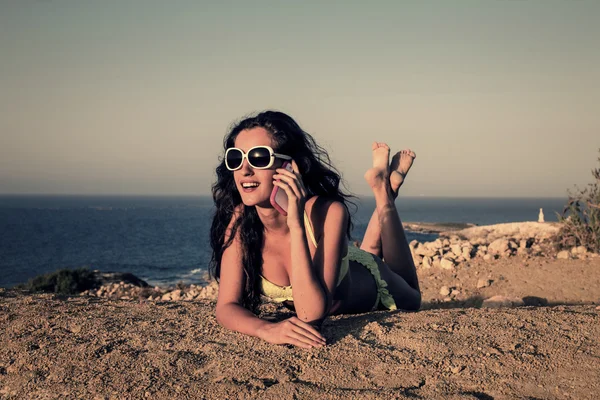 Meisje praten over de telefoon op het strand — Stockfoto