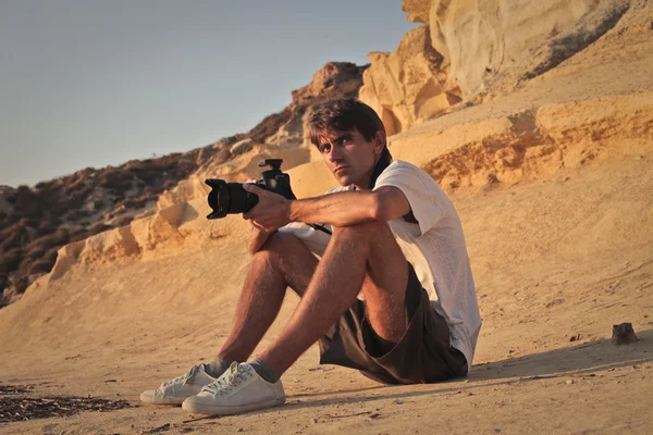 Uomo con una macchina fotografica — Foto Stock