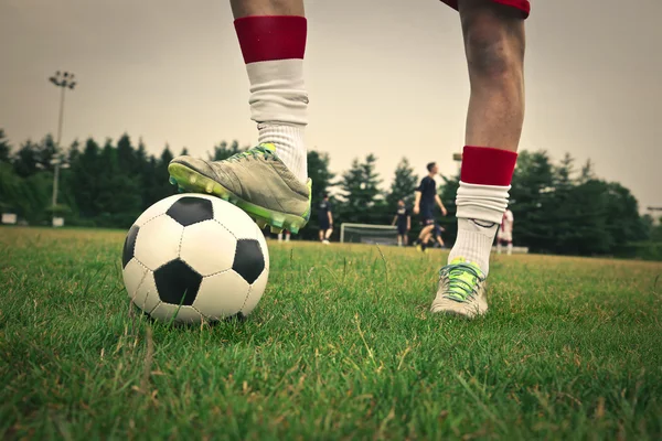Играть в футбол — стоковое фото