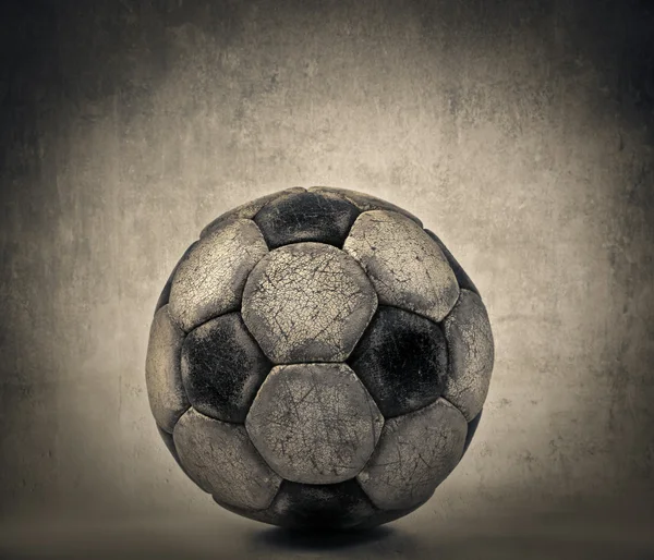 Bola de futebol velho — Fotografia de Stock