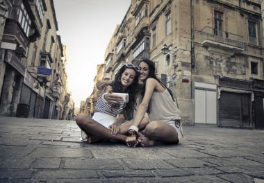 iki arkadaş birlikte