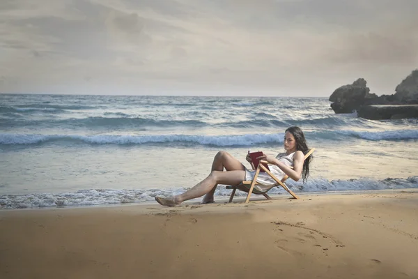 Lire un bon livre au bord de la mer — Photo