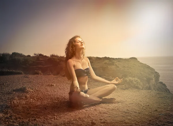 Meditar en la orilla del mar — Foto de Stock