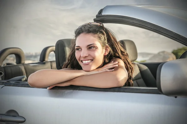 Meisje in een auto — Stockfoto